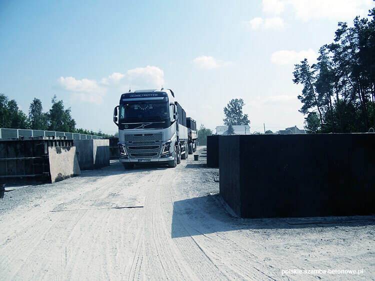 Transport szamb betonowych  w Książu Wielkopolskim